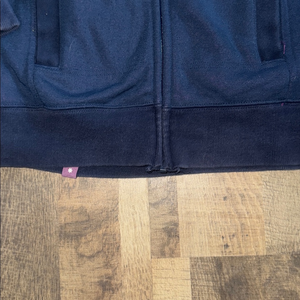 Cozy & Cool: Authentic DC Brand Women's Small Zip-Up Hoodie - Picture 3 of 6